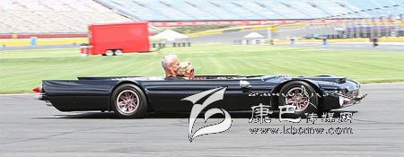 世界上最“扁”的汽車 躺著開(kāi)！