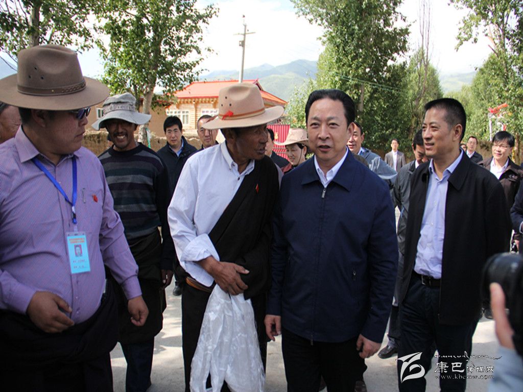 黃新初在甘孜縣調(diào)研指導(dǎo)扶貧開發(fā)工作、慰問對口支援我州的干部人才代表掠影