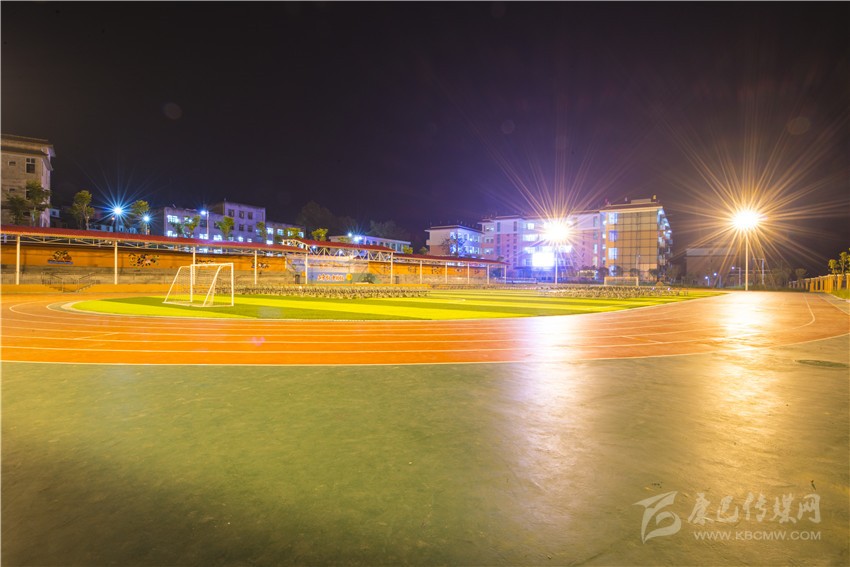 九龍灣壩寄宿制學(xué)?！白兡樣洝? onload=