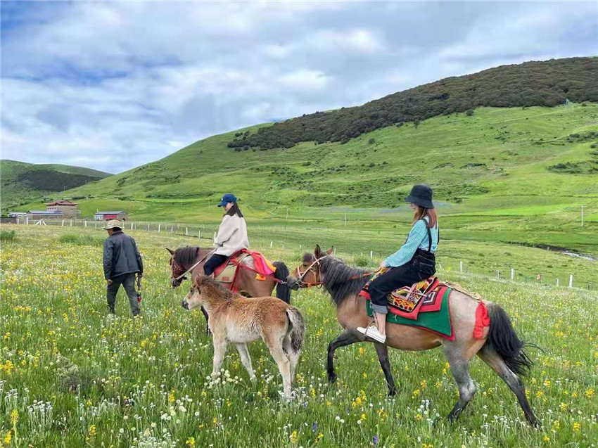 游客在祝?；êｓw驗騎馬  任剛.jpg