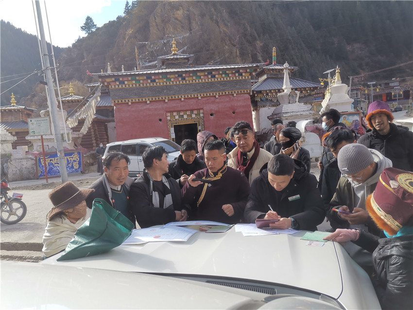 別樣的汽車銀行很接地氣，農(nóng)行德格縣支行開展農(nóng)戶信息建檔，現(xiàn)場為百姓開展金融服務(wù)。.jpg