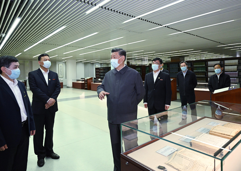 2022年4月25日，習近平來到中國人民大學考察調(diào)研。這是他在圖書館考察。