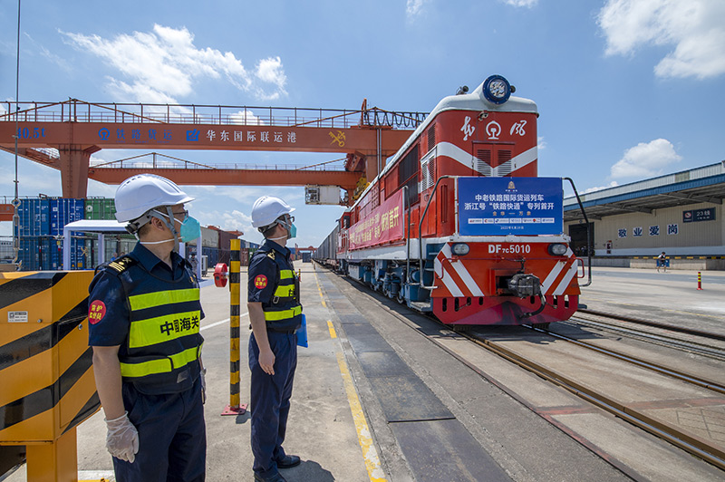 2022年6月29日，浙江金華，中老鐵路國(guó)際貨運(yùn)列車(chē)浙江號(hào)“鐵路快通”首趟專(zhuān)列經(jīng)海關(guān)監(jiān)管后，從浙江省鐵路金華南站鳴笛啟程，經(jīng)磨憨口岸駛向老撾萬(wàn)象。