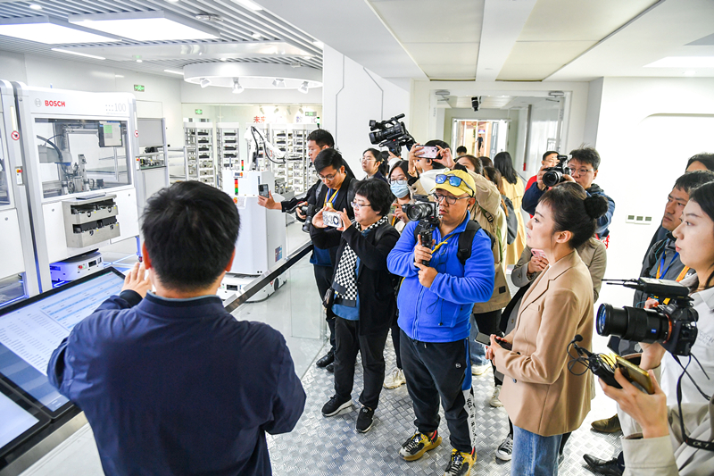 2023年10月16日，第三屆“一帶一路”國際合作高峰論壇新聞中心組織中外記者采訪。記者在中德大廈內(nèi)的博世未來工廠展區(qū)參觀，了解其高質(zhì)量創(chuàng)新發(fā)展成果。