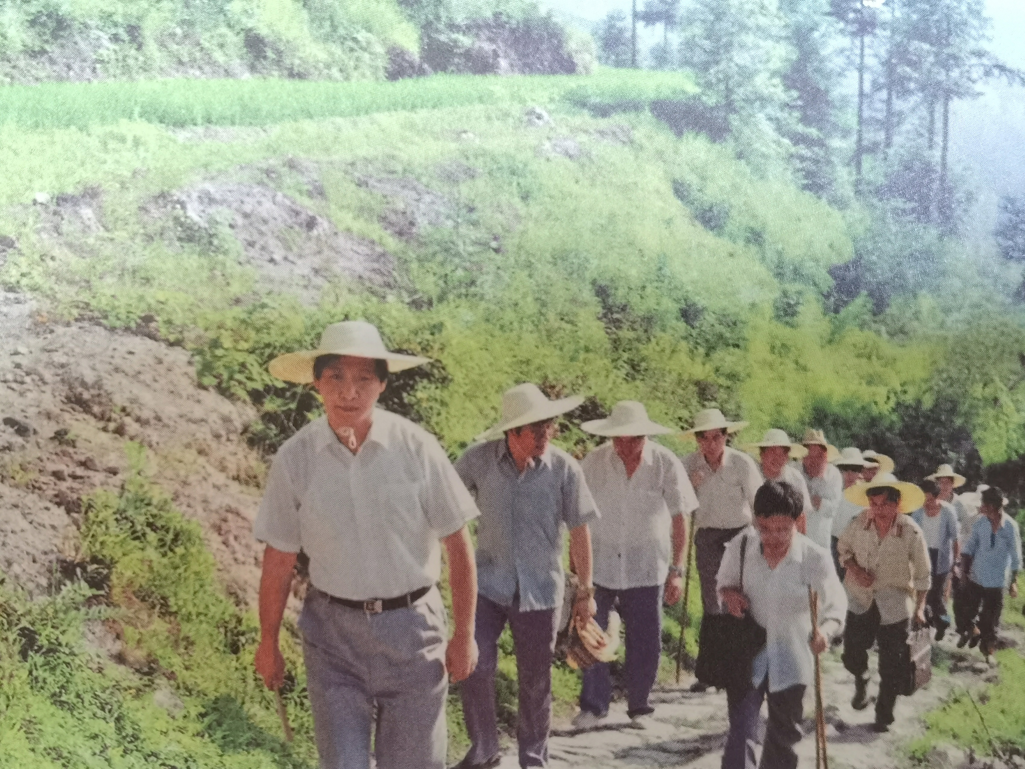 1989年7月，習(xí)近平冒著酷暑，帶頭步行到下黨鄉(xiāng)調(diào)研。