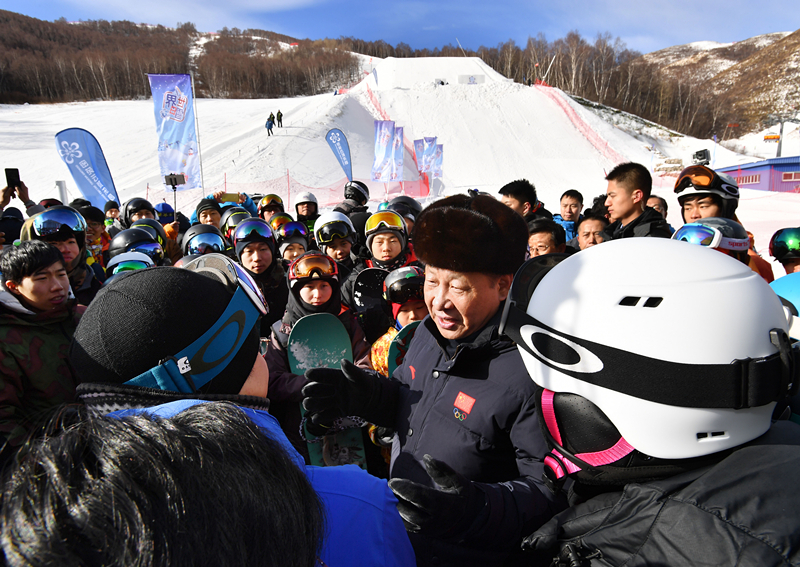 2017年1月23日，習(xí)近平總書記在云頂滑雪場(chǎng)同正在集訓(xùn)的國(guó)家滑雪隊(duì)運(yùn)動(dòng)員及滑雪愛好者親切交談。