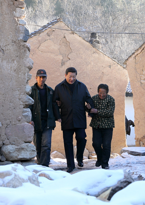 2012年12月30日，習(xí)近平總書記來(lái)到地處深山的河北阜平駱駝灣村，走進(jìn)困難群眾唐宗秀家慰問(wèn)看望。