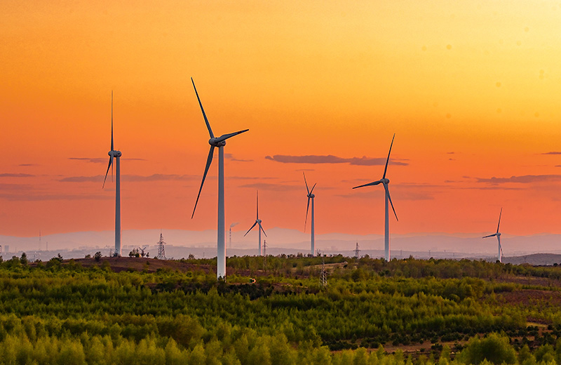 2023年5月23日清晨拍攝的內(nèi)蒙古興安盟烏蘭浩特市呼和馬場風力光伏發(fā)電場內(nèi)的風機。