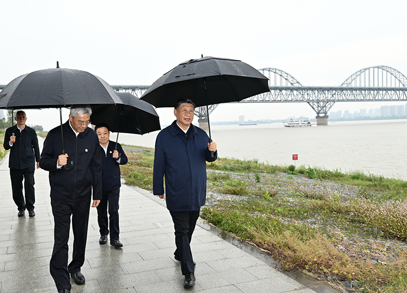 2023年10月10日，習(xí)近平總書(shū)記在江西省九江市長(zhǎng)江國(guó)家文化公園九江城區(qū)段考察時(shí)，冒雨沿江堤步行察看沿岸風(fēng)貌。