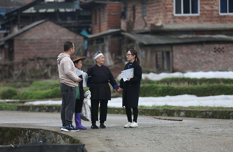 2022年3月24日，在廣西柳州市三江侗族自治縣良口鄉(xiāng)南寨村，紀檢監(jiān)察干部（右一、左一）在了解惠農(nóng)政策落實情況。