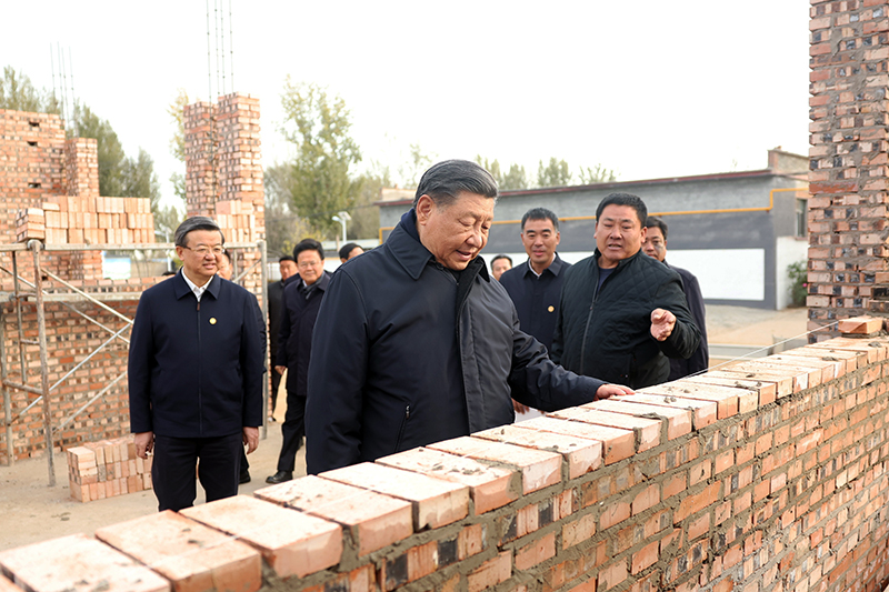 2023年11月10日，習近平總書記在河北保定涿州市刁窩鎮(zhèn)萬全莊村房屋重建施工現(xiàn)場考察。