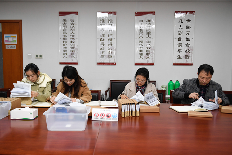 2020年1月8日，浙江寧波市北侖區(qū)紀委工作人員在檢查北侖區(qū)大數(shù)據(jù)發(fā)展管理中心2019年的公款消費票據(jù)，查找是否存在違規(guī)問題。