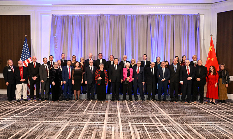 這是美國友好團體聯(lián)合歡迎宴會開始前，習(xí)近平主席會見飛虎隊和史迪威將軍后人、鼓嶺、艾奧瓦州、華盛頓州等方面友好人士代表，同他們親切交談并合影留念。