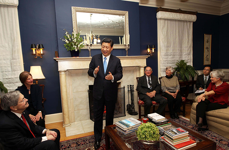 習(xí)近平2012年訪美時與老朋友敘舊場景。