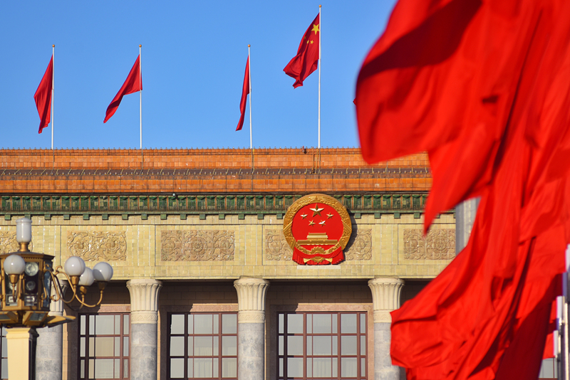 2024年3月8日，北京上空現(xiàn)“兩會(huì)藍(lán)”，人民大會(huì)堂前紅旗飄揚(yáng)。