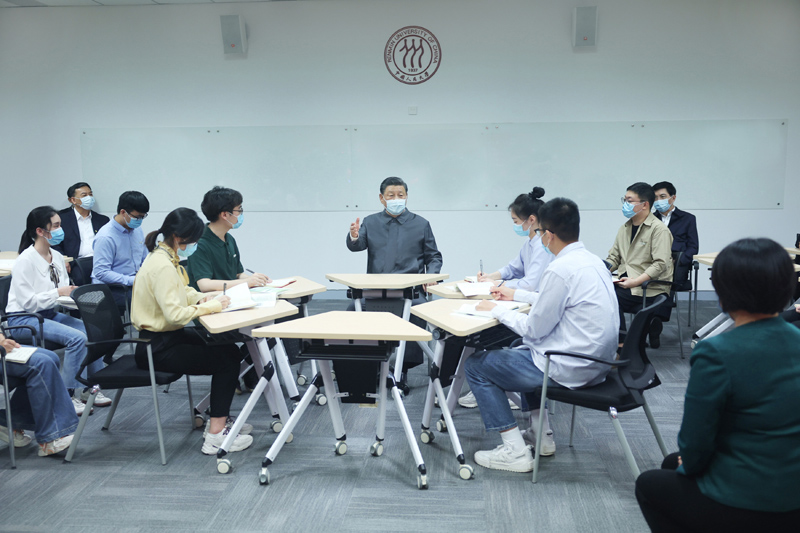 2022年4月25日，習(xí)近平總書記來到中國人民大學(xué)考察調(diào)研。這是總書記在立德樓觀摩思政課智慧教室現(xiàn)場教學(xué)并參與討論。