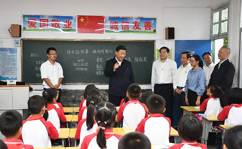 2020年9月16日，習(xí)近平總書記在湖南省郴州市汝城縣文明瑤族鄉(xiāng)第一片小學(xué)，同正在上思政課的同學(xué)們親切交流。