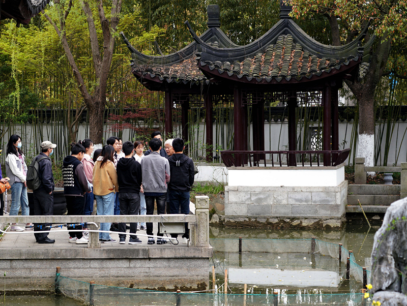 2021年3月30日，在上海交通大學(xué)南蘇園的“微型洱?！迸?，孔海南教授為學(xué)生們打造“沉浸式”思政課。