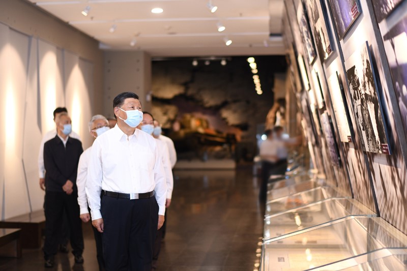 2022年8月16日至17日，中共中央總書(shū)記、國(guó)家主席、中央軍委主席習(xí)近平在遼寧考察。這是16日下午，習(xí)近平在錦州市考察遼沈戰(zhàn)役紀(jì)念館。 新華社記者 燕雁 攝