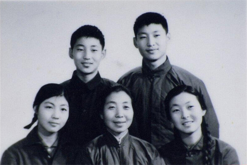 1972年冬，齊心和子女們。前排右起:齊橋橋、齊心、習安安。后排右起:習近平、習遠平。