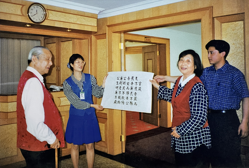 1999年3月，習仲勛欣賞齊心的書法作品《官箴》。