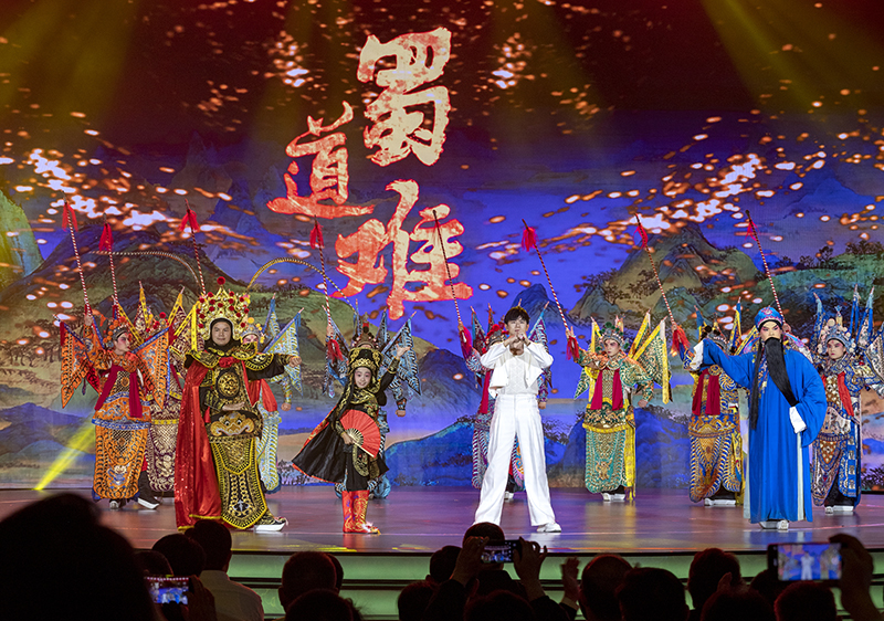 2023年10月13日，成都，“把青春華章寫在祖國大地上”大思政課網(wǎng)絡主題宣傳和互動引導活動在四川大學舉行。