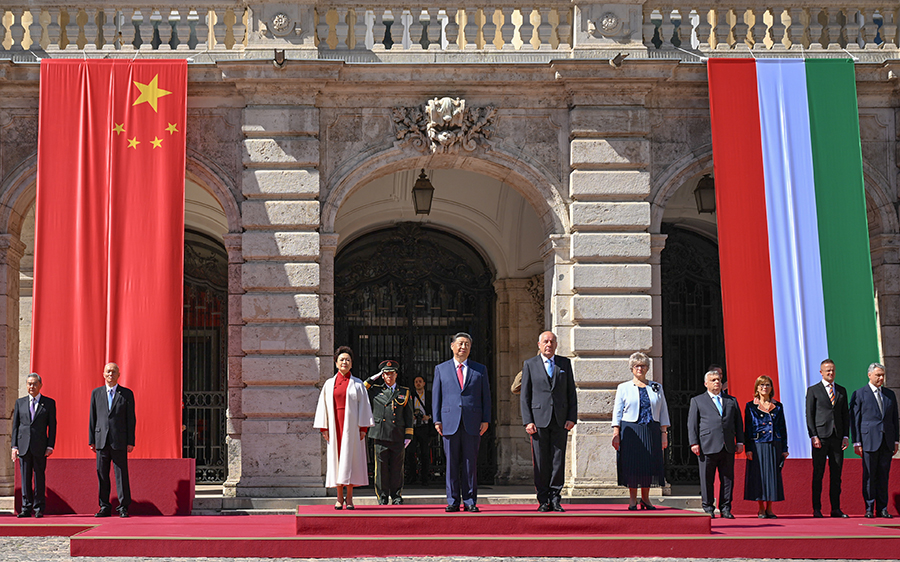 當(dāng)?shù)貢r(shí)間5月9日上午，國(guó)家主席習(xí)近平在布達(dá)佩斯出席匈牙利總統(tǒng)舒尤克和總理歐爾班共同舉行的隆重歡迎儀式。新華社記者 謝環(huán)馳 攝