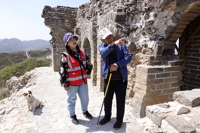 在明長城遺址上，梅景田給外甥女劉紅巖講述長城故事。