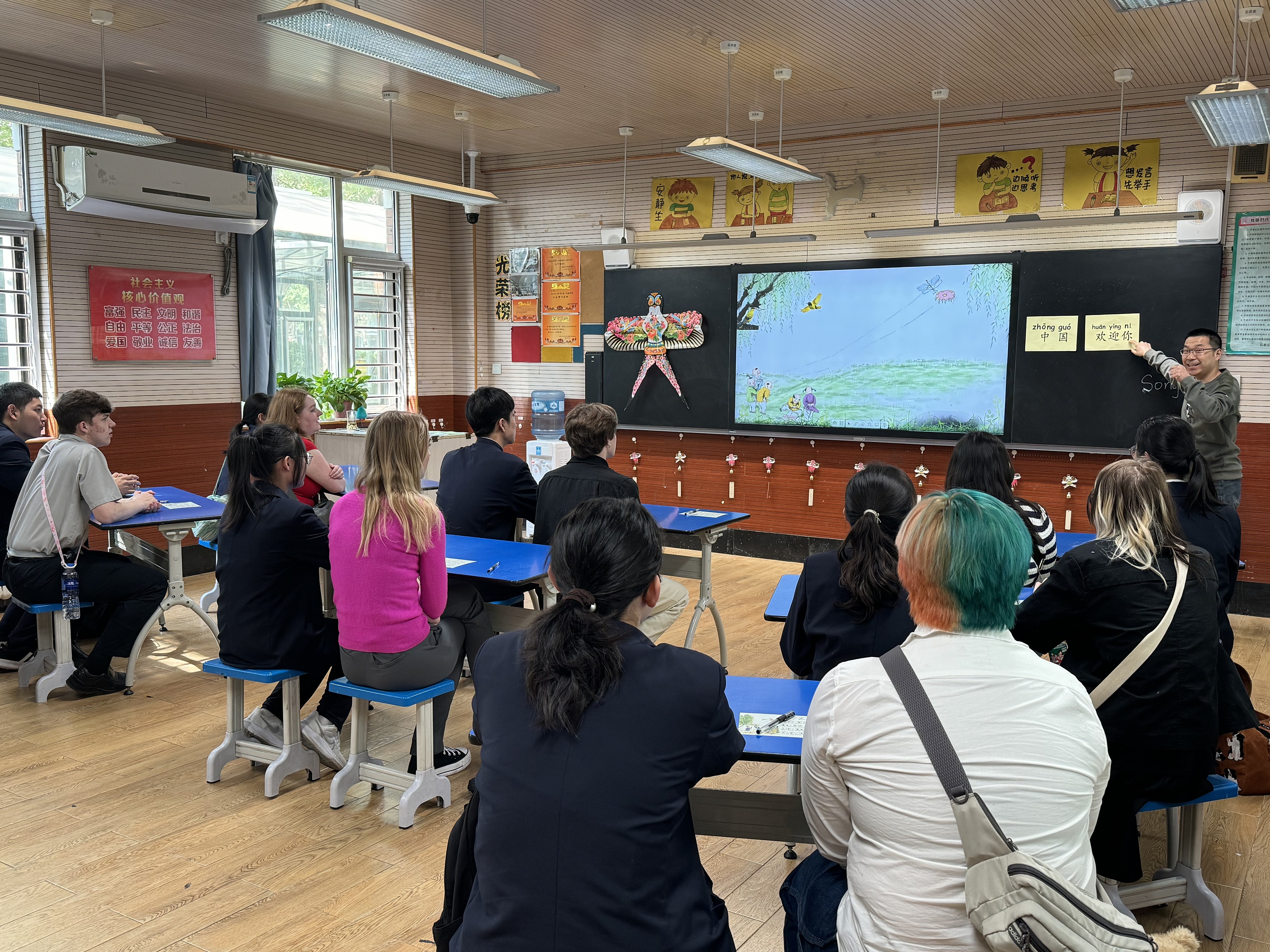 2024年4月20日，美國艾奧瓦州馬斯卡廷高中“友誼傳承”研學(xué)團(tuán)來到石家莊外國語學(xué)校，中美學(xué)生同上一節(jié)中文課。