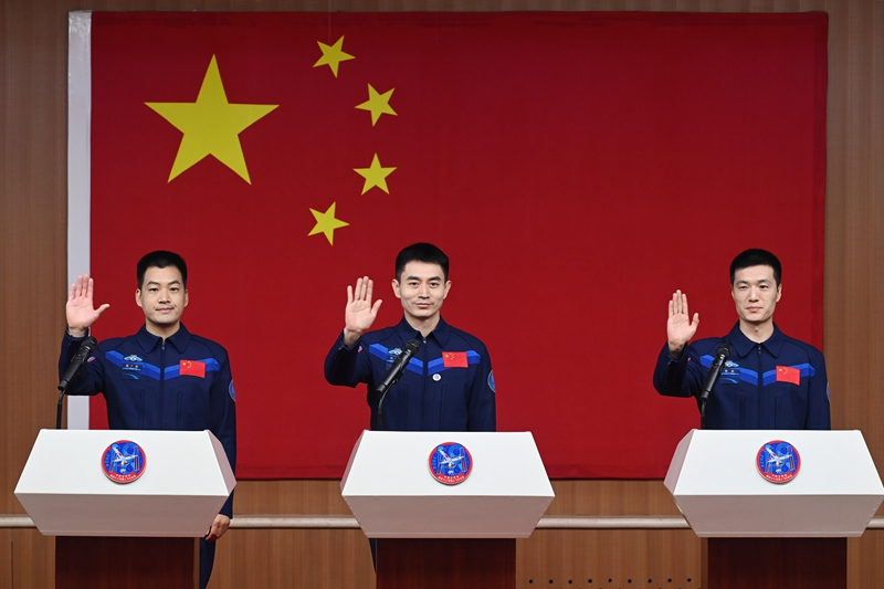 2024年月24日，神舟十八號(hào)載人飛行任務(wù)航天員葉光富（中）、李聰（右）、李廣蘇在酒泉衛(wèi)星發(fā)射中心問(wèn)天閣與媒體記者集體見(jiàn)面。