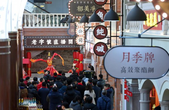 顧客在天津老字號(hào)集合店內(nèi)觀看演出。新華社記者 趙子碩 攝