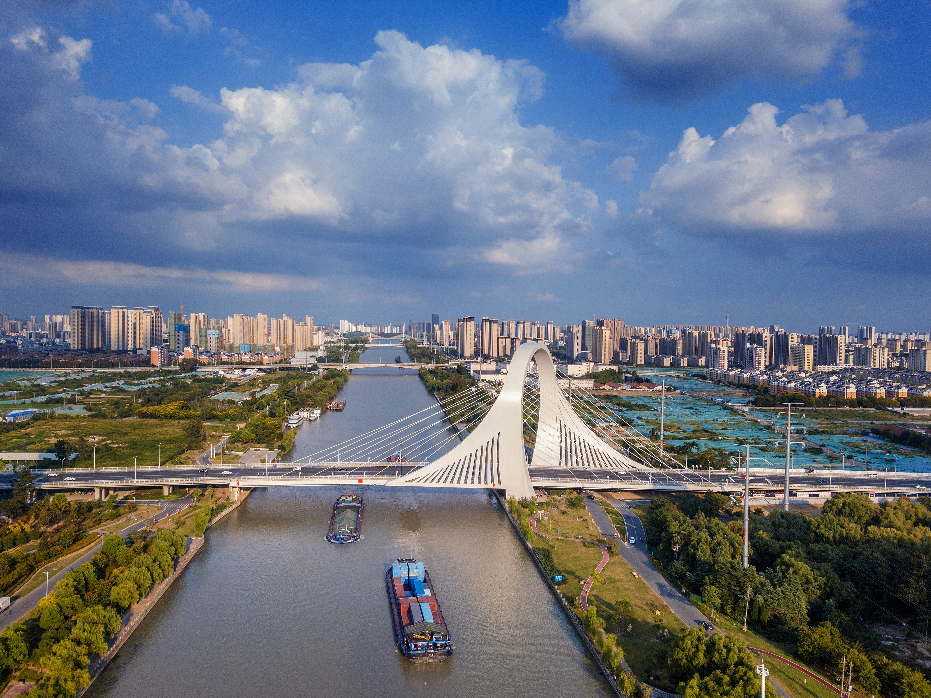 2022年9月12日，幾艘船舶行駛在江蘇淮安運(yùn)河大橋附近。