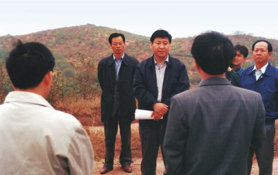 1999年11月，習(xí)近平在龍巖市長汀縣河田水土流失治理區(qū)調(diào)研。圖源：《習(xí)近平在福建（下）》