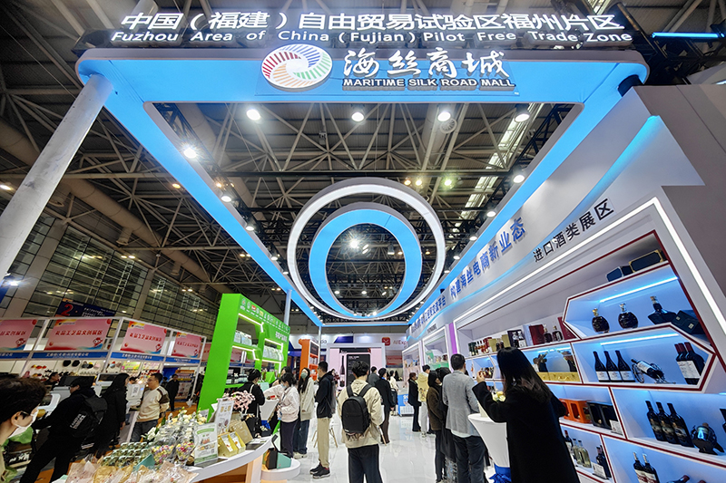 2024年3月18日，第四屆中國跨境電商交易會(huì)在福建福州開幕。展會(huì)聚焦“鏈接跨境全流域 共建電商新生態(tài)”，集聚全國80余個(gè)外貿(mào)產(chǎn)業(yè)帶的上千家供應(yīng)鏈企業(yè)。