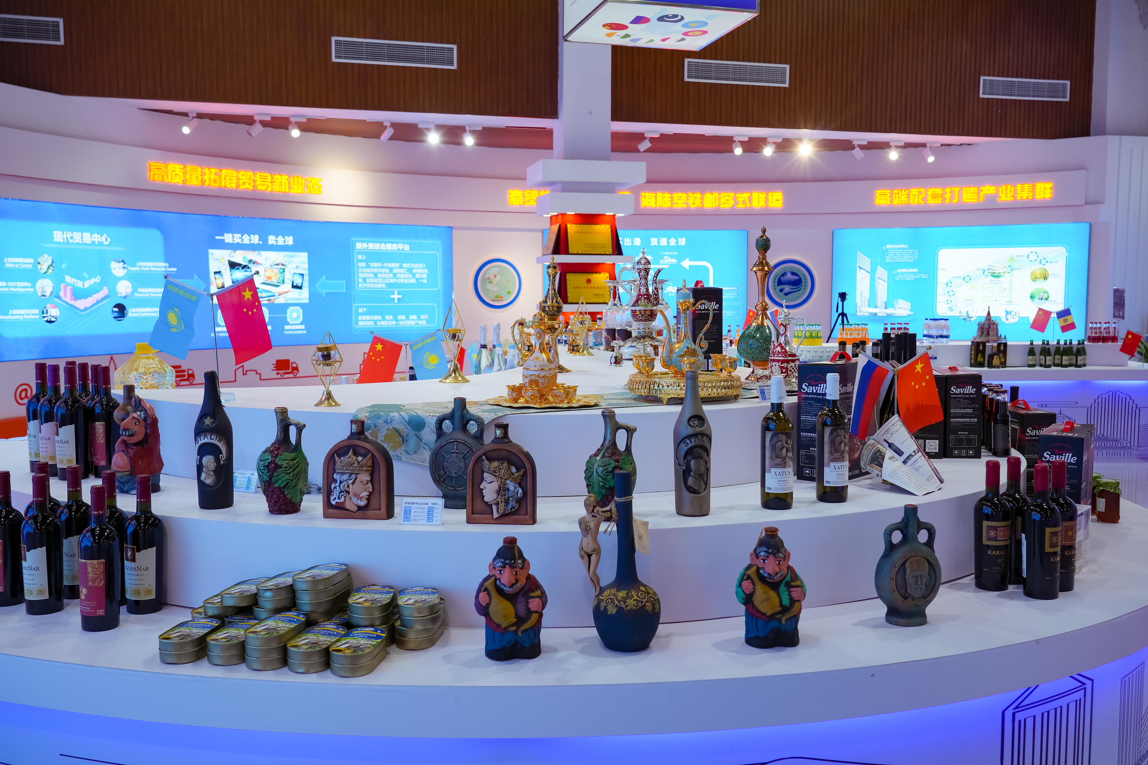 2022年10月19日，青島，上合示范區(qū)展出的上合國家特色商品。