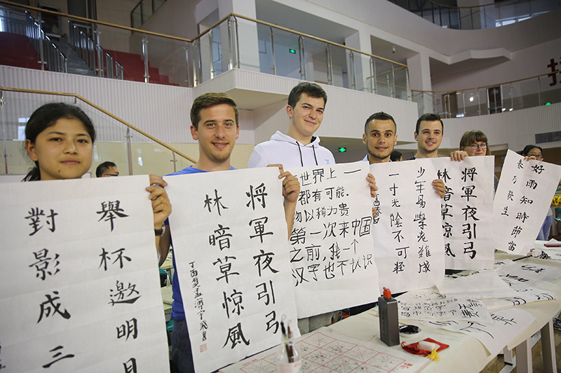 2017年6月5日，來自青島大學(xué)和中國石油大學(xué)（華東）的外國留學(xué)生在展示剛剛現(xiàn)場完成的書法作品。