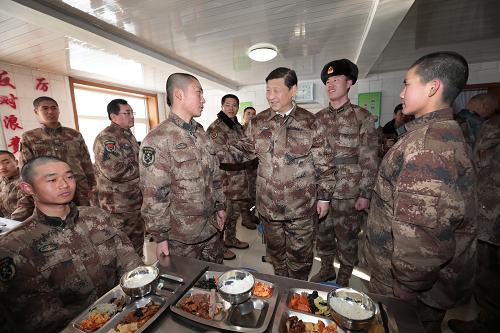 2014年1月26日中午，習近平來到連隊食堂，同戰(zhàn)士們一起用餐。新華社記者 李剛 攝