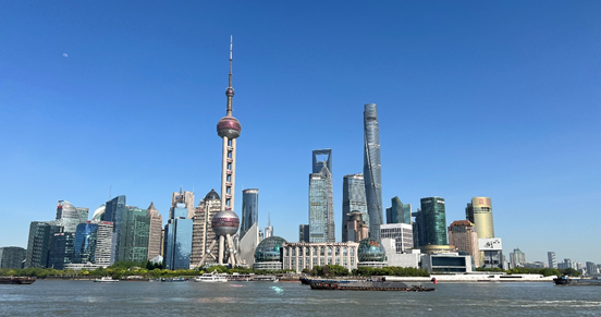 沿蘇州河遠(yuǎn)眺陸家嘴城市建筑群。人民網(wǎng) 馬作鵬 攝