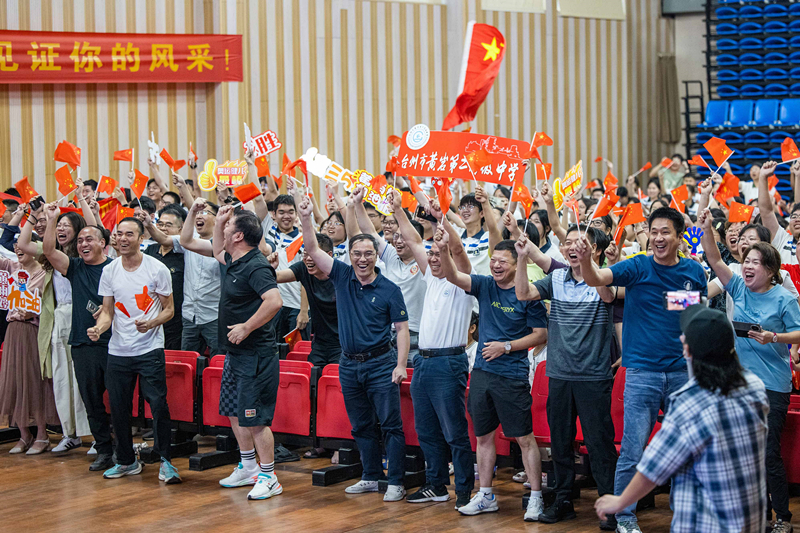 北京時(shí)間7月27日，2024年巴黎奧運(yùn)會(huì)首個(gè)比賽日，在射擊10米氣步槍混合團(tuán)體比賽中，中國(guó)選手黃雨婷/盛李豪獲得金牌。圖為黃雨婷的母校師生們通過(guò)收看奧運(yùn)直播的方式為她加油助威。