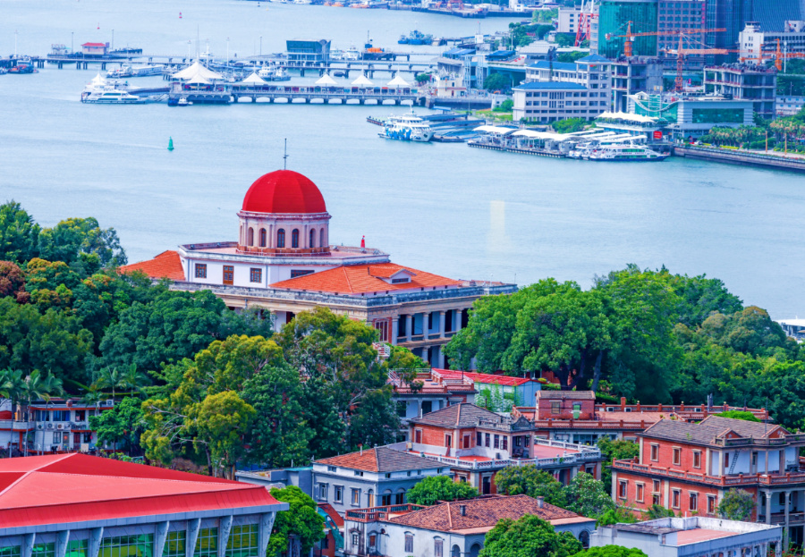 鼓浪嶼素有“萬(wàn)國(guó)建筑博物館”的美譽(yù)，八卦樓作為全國(guó)重點(diǎn)文物保護(hù)單位，是鼓浪嶼世界文化遺產(chǎn)核心要素之一。楊勁堅(jiān) 攝